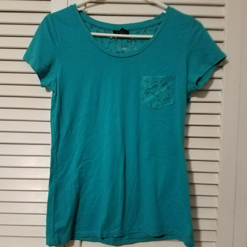 Short sleeve shirt with lace accents
